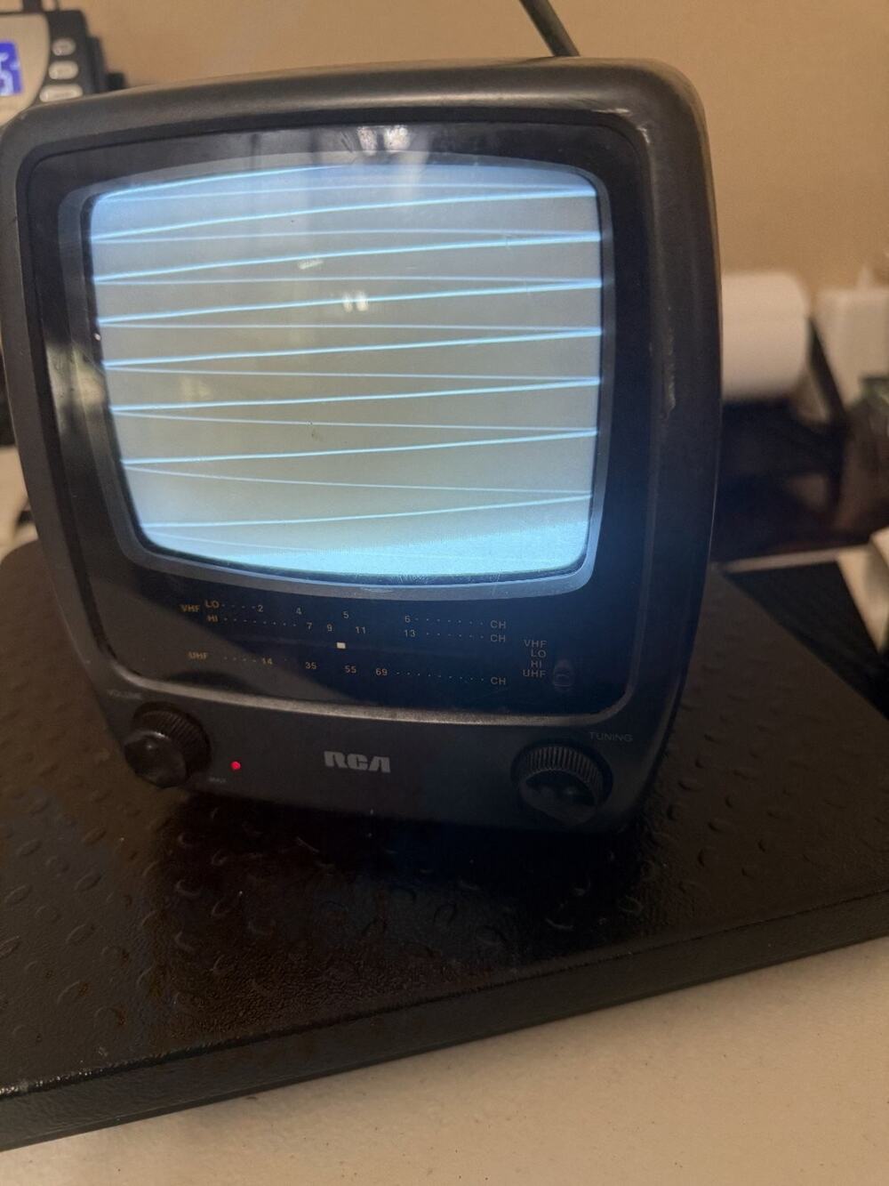 Rca 16-3001 Portable Crt Television 5 In Gray 1999 Contrast and Vertical Hold